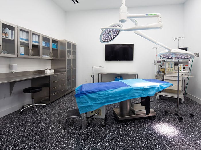 Elite Plastic Surgery surgery room